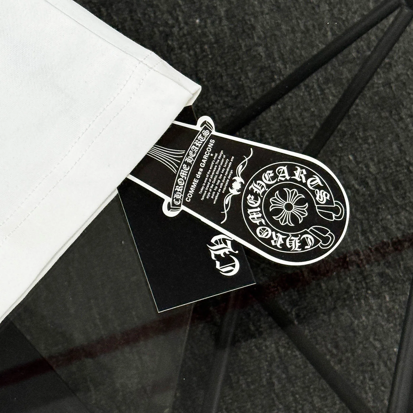 P170 Chrome Hearts 25 high-end versions. The fabric is made of 300 grams of high-density pure cotton. It does not deform or shrink. It has three labels. It is the same style for men and women. Technology: suede foaming + digital printing. Color: white, black. SIZE: S-XL.